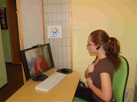Tlumoník hovoí s neslyícím prostednictvím programu Skype
