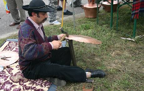 Kotl z rumunskho rodu Caldarar vyklepv kladvkem mdnou ndobu (i); Dunajsk Lun, Slovensko 2007