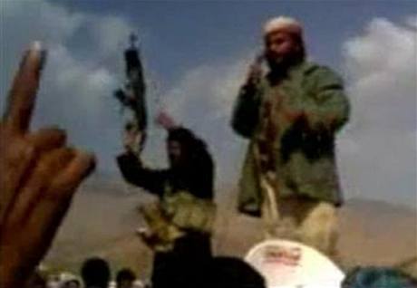 Terorist jemensk odnoe Al-Kajdy na zbru videa, kter organizace zveejnila na svm webu (21. prosince 209)