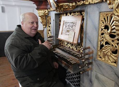 Na historick barokn varhany v romitlskm kostele Poven sv. Ke dnes hraje Hubert Hoyer. (23. 12. 2009)