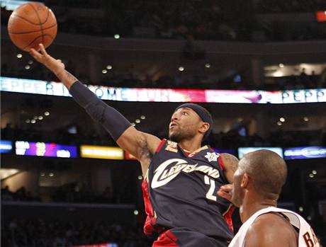 Mo Williams (2) z týmu (Cleveland) jde do koe pes hvzdu LA Kobeho Bryanta.