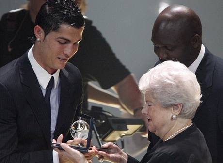 Losk vtz hlavn ankety Cristiano Ronaldo se stal prvnm nositelem ceny za nejhez gl roku, kter zaala FIFA udlovat v tomto roce