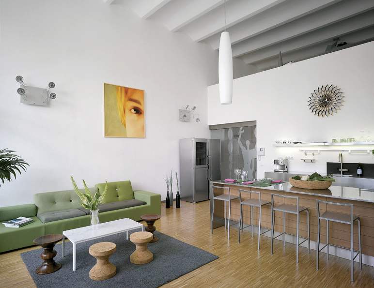 Obývacímu pokoji dominuje koená sedaka a nad ní výrazný obraz