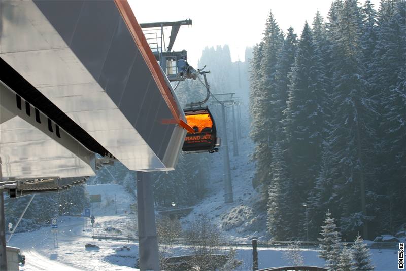 Slovensko, chlouba pod Chopkom - kabinková lanovka s oranovým  sklem