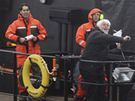 Aktivisté Sea Shepherd házejí lahve s nevábným obsahem na velrybáe