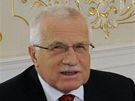 Prezident Václav Klaus chvíli ped podpisem státního rozpotu