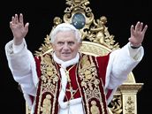 Pape Benedikt XVI. pron tradin poehnn Mstu a svtu. (25. prosince 2009)