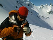 Stubai, lavinový kemp. Pípák se nosí nejlépe na t�le