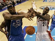 Dallas - Cleveland: domc Erick Dampier (vlevo) v souboji s J. J. Hicksonem