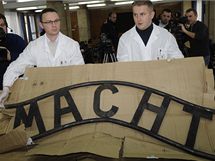 Policie ukzala rozezan npis Arbeit macht frei z osvtimsk brny (22. prosince 2009)