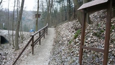 Zniený informaní panel u Masarykovy studánky