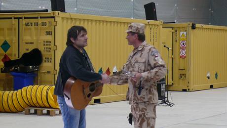 Lídr známé skupiny Kamelot Roman Horký z Brna zahrál ped Vánocemi eským vojákm v Afghánistánu a Kosovu.