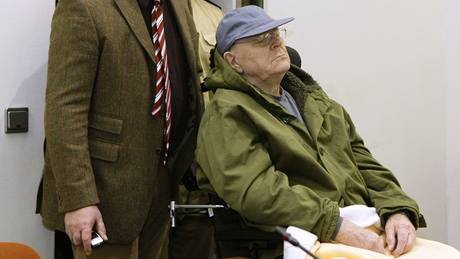 John Demjanjuk v soudní budov� (21.12.2009)