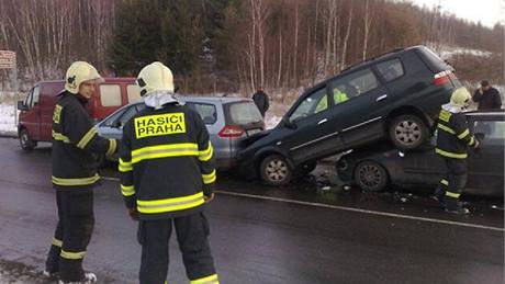 Nehoda esti aut na Broumarské ulicie v Praze