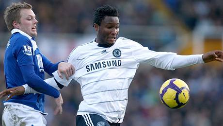 Sebastian Larsson (vlevo) z Birmingham, Mikel z Chelsea