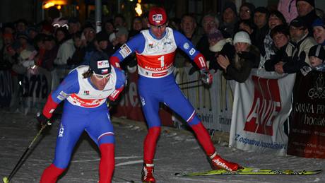 3. roník exhibiního závodu v bhu na lyích Carlsbad Ski Sprint, 26. prosince v Karlových Varech. Luká Bauer (vpravo) a Milan perl ve sprintu dvojic volnou technikou.