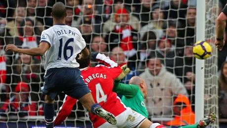 Fabregas z Arsenalu (druhý zleva) stílí gól brankái Aston Villy Friedelovi.
