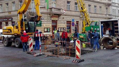 Oprava potrubí na kiovatce magistrály a Rumunské ulice v Praze. (22. prosince 2009)