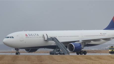 Airbus A330 bezpen pistál poté, co útoníka pemohli cestující. (26. prosince 2009)
