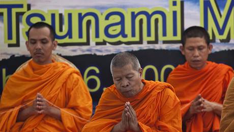 Tisíce buddhistických mnich si pipomnly výroí tragické události. (26. prosince 2009)