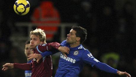 West Ham - Chelsea: Radoslav Ková (Vlevo) a Michael Ballack