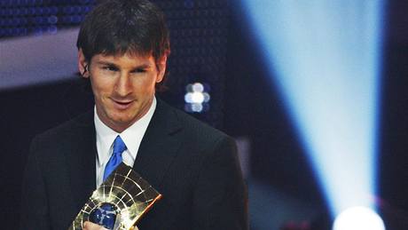 Lionel Messi s cenou FIFA pro nejlepího fotbalistu svta.