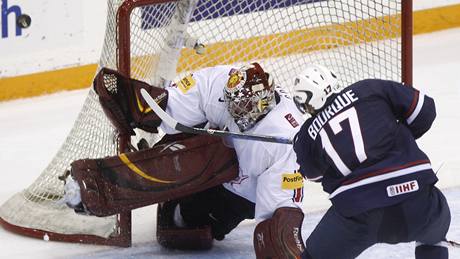 USA - �výcarsko: �výcarský gólman  Benjamin Conz �elí nájezdu Ryana Bourquea.  