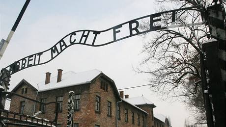 Nápis Arbeit macht frei v koncentraním táboru Osvtim