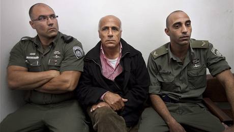 Mordechaj Vanunu (uprosted) u jeruzalémského soudu
