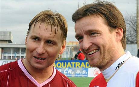 Vladimír micer (vpravo) si bhem silvestrovského derby pipil s Horstem Sieglem na zdraví.
