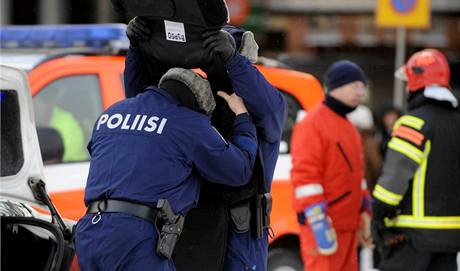 Fint policist se pipravuj na zsah v nkupnm stedisku Sello v Espoo. (31. prosince 2009)