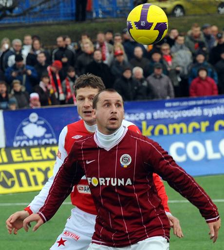 Silvestrovské derby: Zden�k Svoboda ze Sparty (vpravo) a Lubo� Zákostelský ze Slavie