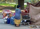 Buenos Aires, bezdomovkyn pod mostem kousek od luxusního centra