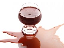 Vylité víno co nejdříve vysajte papírovou kuchyňskou utěrkou, na skvrnu nalijte perlivou vodu nebo sodu a postup opakujte. 