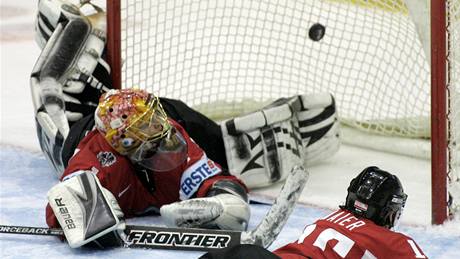 Celkem sedmkrát skonil puk vyslaný z eských hokejek v rakouské síti...