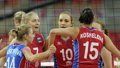 Natalja Safronovová (íslo 7) se raduje se svými spoluhrákami z ruské reprezentace