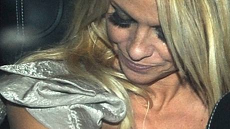 Pamela Andersonová vystavila dekolt a s ním i pozstatky nepovedené operace 