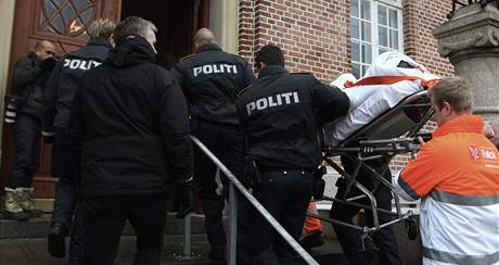 Policie a záchranái odváejí posteleného mue, který chtl zaútoit na dánského autora karikatury Mohameda. (2. ledna 2009)