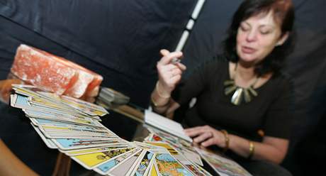 Ivana Jank nabízí výklad tarotových karet.