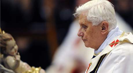 Pape Benedikt XVI. pi novoroní mi ve vatikánské bazilice Sv. Petra