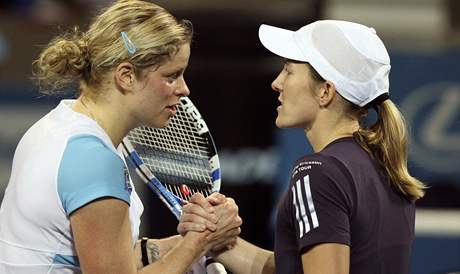 Kim Clijstersov (vlevo), Justine Heninov - finalistky turnaje v Brisbane 2010