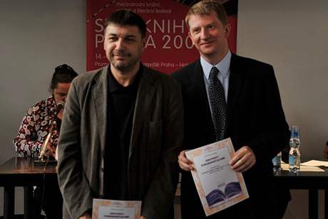 Lubo Merhaut (vlevo), o nm je ve sporu e, a éf nakladatelství Academia Jií Padevt, které Lexikon eské literatury vydalo; Praha, Svt knihy, rok 2009
