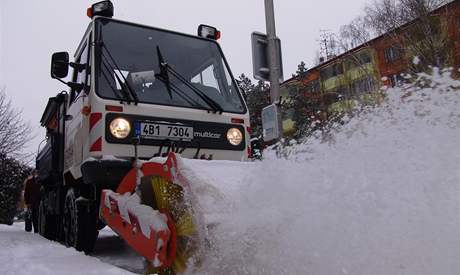 Uklízet sníh z komunikací, na nich stojí auta, sloupy a jiné pekáky, je sloité. Ilustraní foto