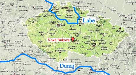 Veker voda, je spadne na sever od Nov Bukov, stee do Labe a do Severnho moe. Voda, kter spadne na jih od obce, se dostane do Dunaje a do ernho moe. Obec Nov Bukov je jednm z hlavnch evropskch rozvod.
