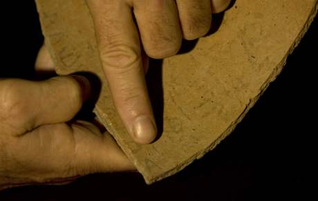 Izraelský archeolog Josef Garfinkel ukazuje keramický step s nejstarím rozlutným hebrejským nápisem.