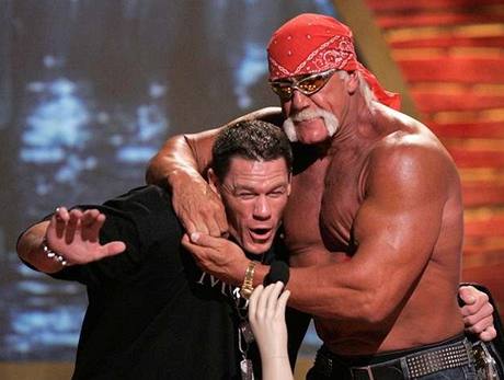 Hulk Hogan (vpravo) si zahraje Herkulova otce.