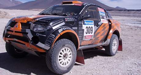 NE PILY PROBLÉMY. Zapletalovo Mitsubishi krátce po zaátku Rallye Dakar 2010.