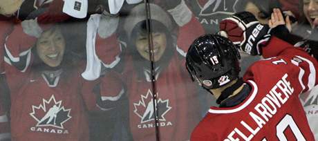 Mladý kanadský reprezentant Stefan Della Rovere oslavuje gól v semifinále mistrovství svta dvacítek.