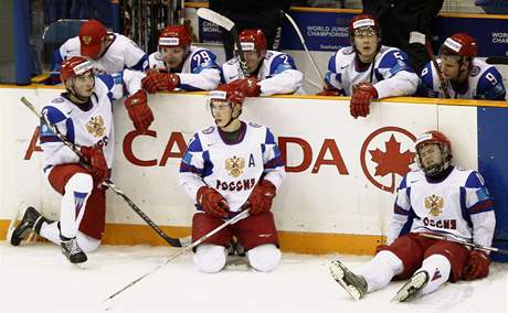 Zklamání mladých ruských hokejist po tvrtfinálové prohe se výcarskem.