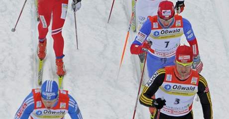 Luká Bauer (íslo 7) v pelotonu závodník bhem podniku Tour de Ski v nmeckém Oberhofu
